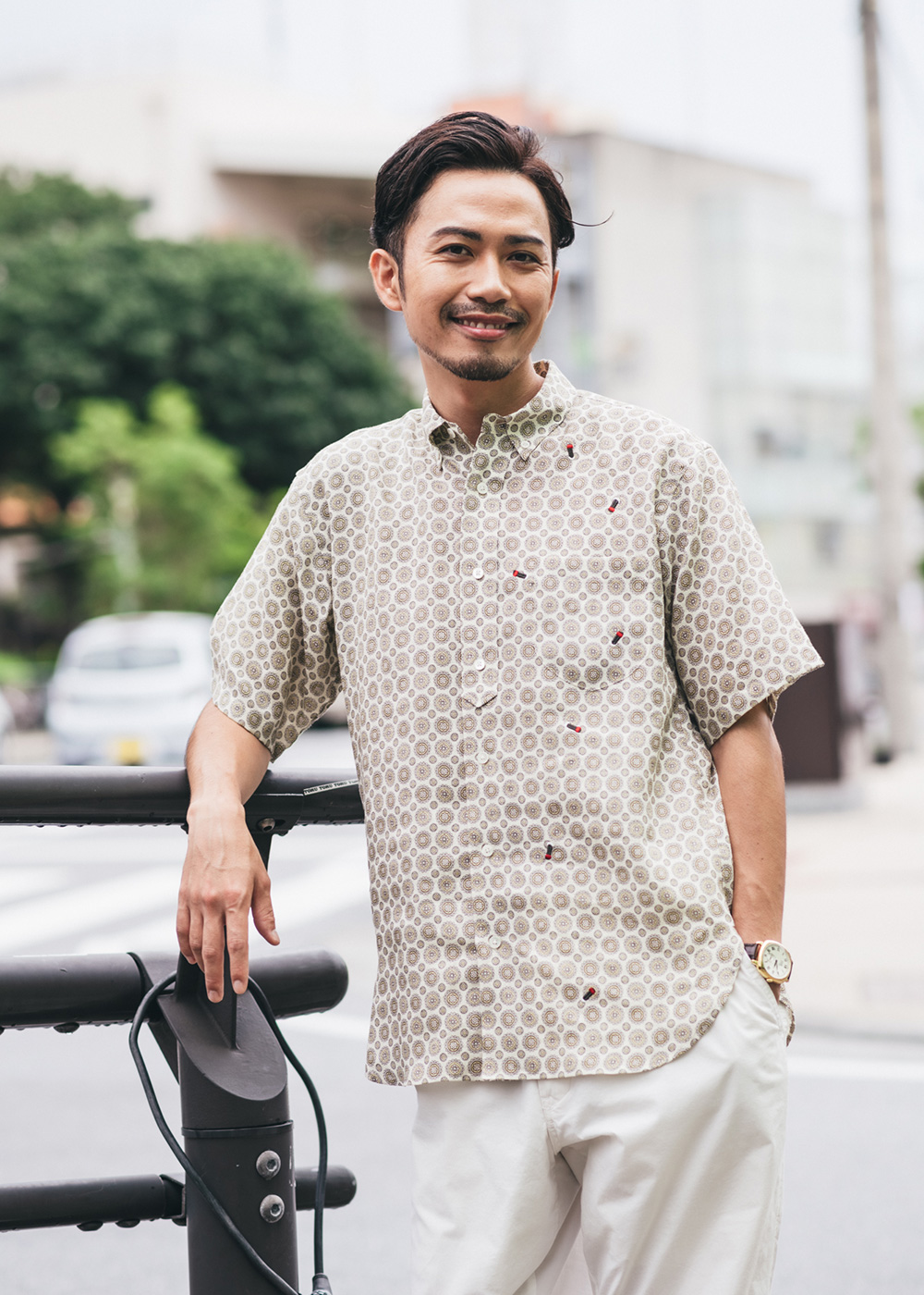 かりゆしウェア（沖縄版アロハシャツ） MAJUN - ホタル刺繍×小紋