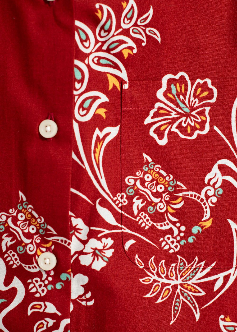 Hilton Marshall 刺繍入り赤シャツ シーサーハイビ | かりゆしウェア（沖縄版アロハシャツ）専門店：MAJUN